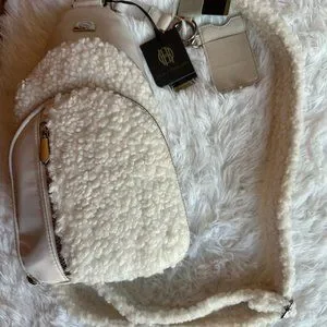 ⭐️⭐️Host Pick⭐️⭐️ NWT House of Harlow 1960 Nylon and Sherpa Sling Bag House of Harlow 1960 Sherpa & Nylon Sling Bag | Mercari main image 4